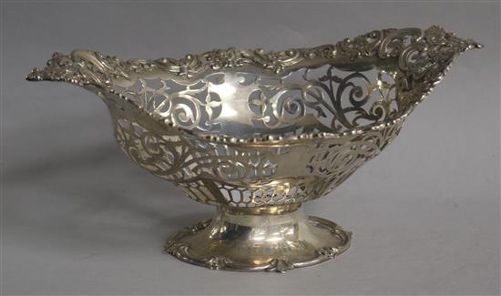 An Edwardian pierced silver oval pedestal bowl, by Elkington & Co, London, 1908, 9 oz.